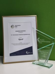 statuetka Innowator ESG oraz dyplom